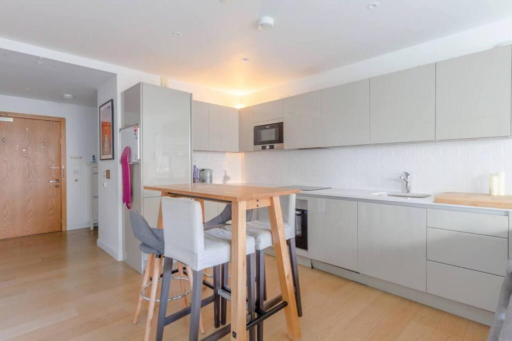 Superb 1 Bedroom Apartment 3Mins From Tube Station Londyn Zewnętrze zdjęcie