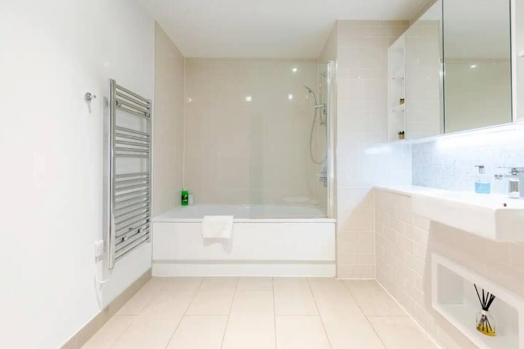 Superb 1 Bedroom Apartment 3Mins From Tube Station Londyn Zewnętrze zdjęcie