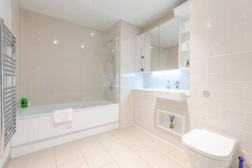 Superb 1 Bedroom Apartment 3Mins From Tube Station Londyn Zewnętrze zdjęcie